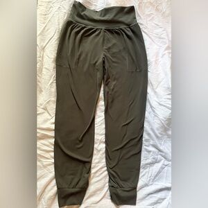 ATHLETA Salutation Jogger in Powervita Olive Green size small